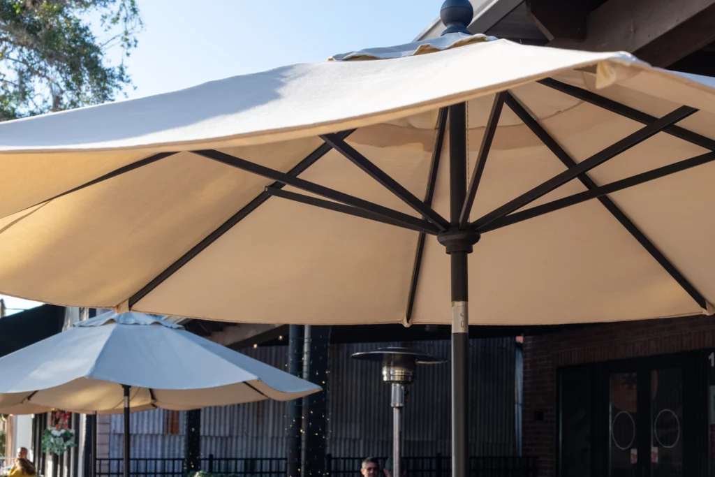 Parasol inclinable, droit ou déporté : lequel choisir ?